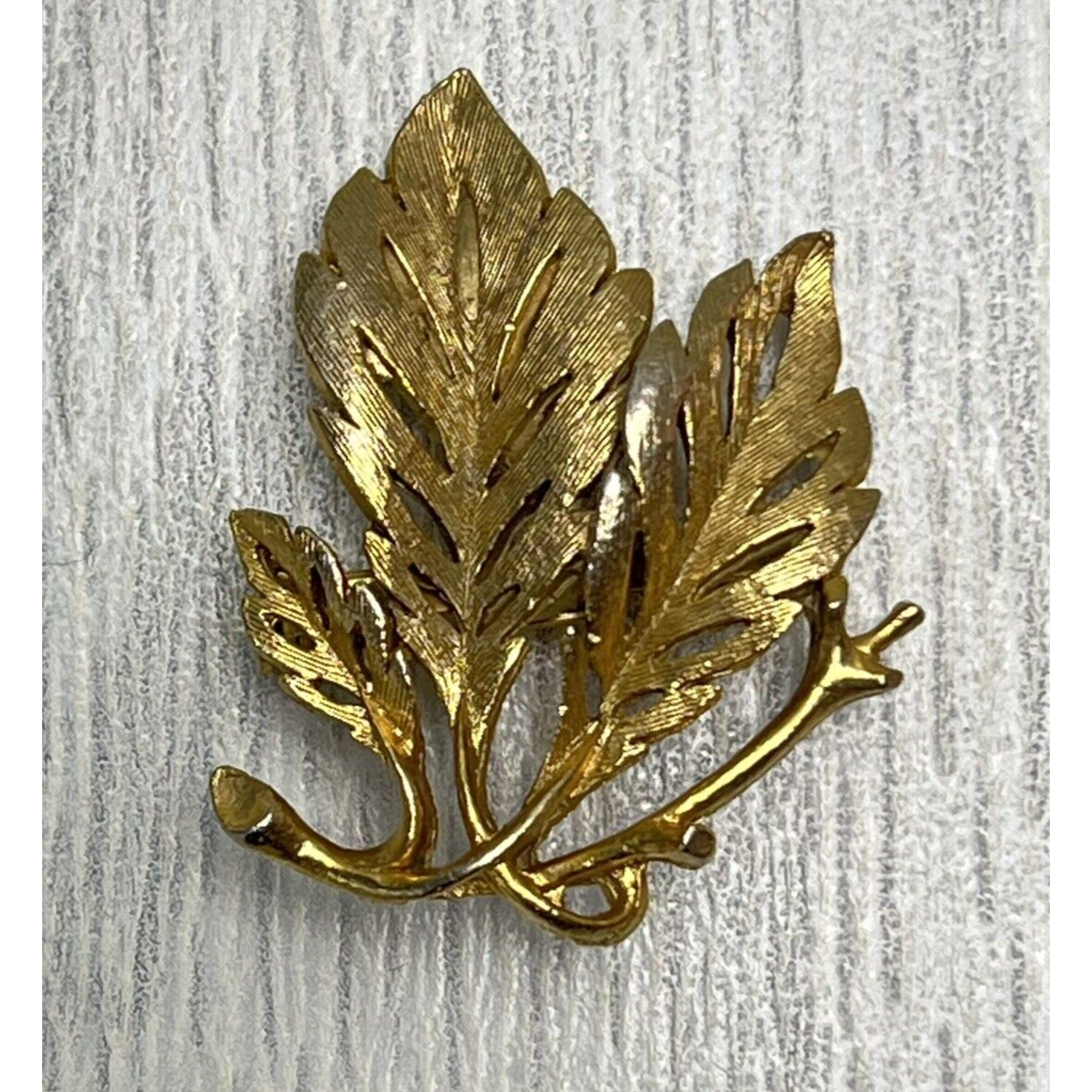 Roma Signed Vintage Brooch Pin Gold Tone Metal Leaf